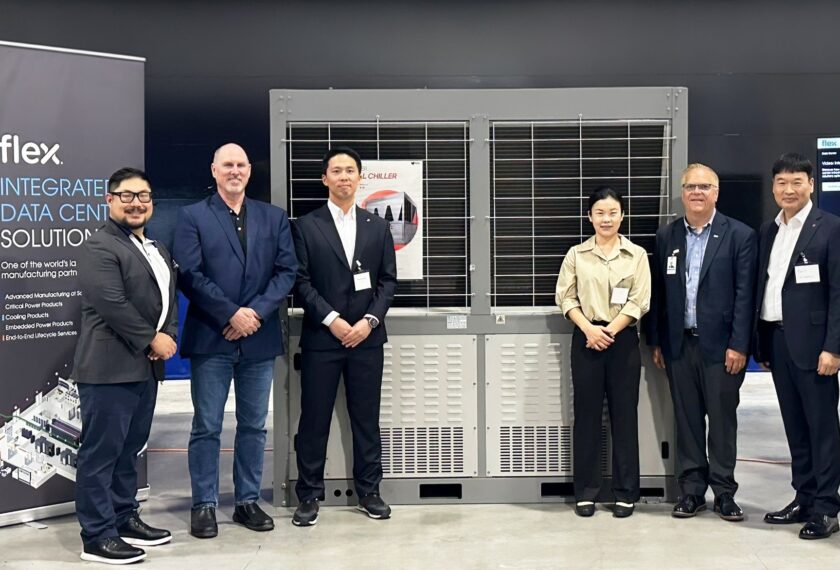LG전자_Flex MOU_01: 현지시간 3일 미국 텍사스주 달라스에서 열린 Flex 공장 준공식에서 LG전자가 인버터 스크롤 칠러 제품을 전시했다. 사진은 LG전자 이광원 DC솔루션Task 리더(오른쪽에서 첫 번째), Flex 크리스 버틀러 사장(오른쪽에서 두 번째) 등 양사 관계자들이 기념촬영을 하는 모습