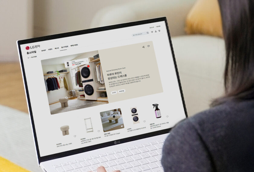 LG전자가 온라인브랜드샵(LGE.COM)에 가전과 어울리는 리빙 제품과 인테리어를 제안하는 ‘홈스타일(Home Style)’ 서비스를 오픈했다. 고객은 홈스타일을 통해 가전뿐 아니라 가구, 조명, 주방∙생활용품 등을 함께 구매하고 홈스타일리스트의 1대1 맞춤 컨설팅을 받을 수 있다.