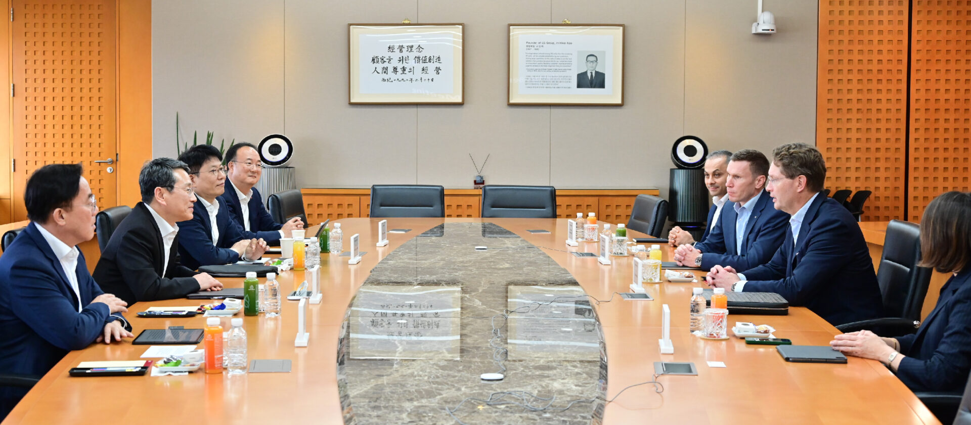 LG와 메르세데스-벤츠 최고 경영진은 서울 여의도 LG트윈타워에서 만나 LG의 자동차 부품 사업 역량을 결집한 ‘원(One) LG’ 솔루션 협업 확대 방안에 대해 논의했다. 사진은 (왼쪽부터) LG디스플레이 정철동 CEO, LG전자 조주완 CEO, LG에너지솔루션 김동명 CEO, LG이노텍 문혁수 CEO, 메르세데스-벤츠 R&D 코리아 컬삿 카르탈 센터장, 메르세데스-벤츠 코리아 마티아스 바이틀 CEO, 메르세데스-벤츠 올라 칼레니우스 회장, 메르세데스-벤츠 이다 볼프 기업본부 총괄