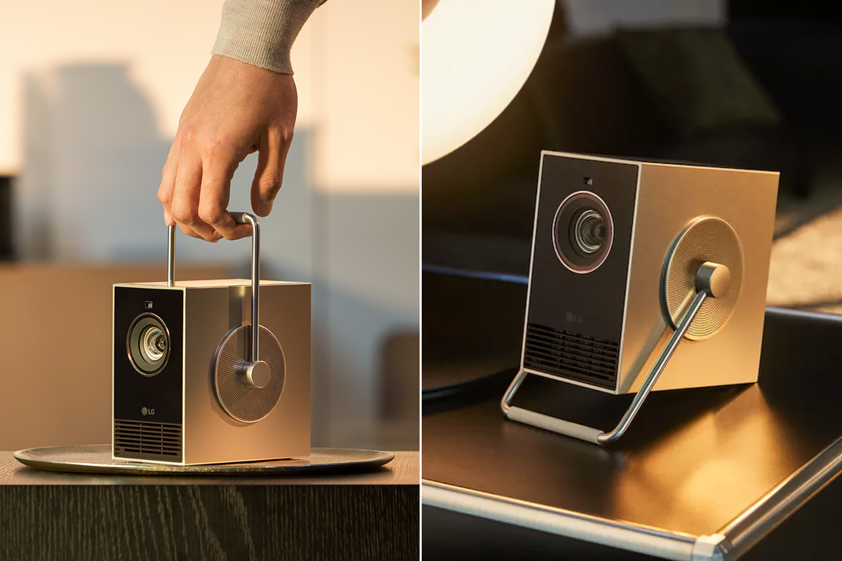 왼쪽 장면에서는 따뜻한 조명 아래 한 사람이 손잡이를 잡아 올리며 시네빔 큐브를 들어 올리고 있다. 오른쪽 장면에서는 어두운 실내 조명 속에서 시네빔 큐브가 앞으로 기울어진 손잡이에 기대 놓여 있으며, 렌즈 주변이 은은하게 빛을 반사한다. 두 장면 모두 금속 소재의 정육면체 디자인과 손잡이가 강조되어 제품의 휴대성과 인테리어 소품 같은 분위기를 보여준다.