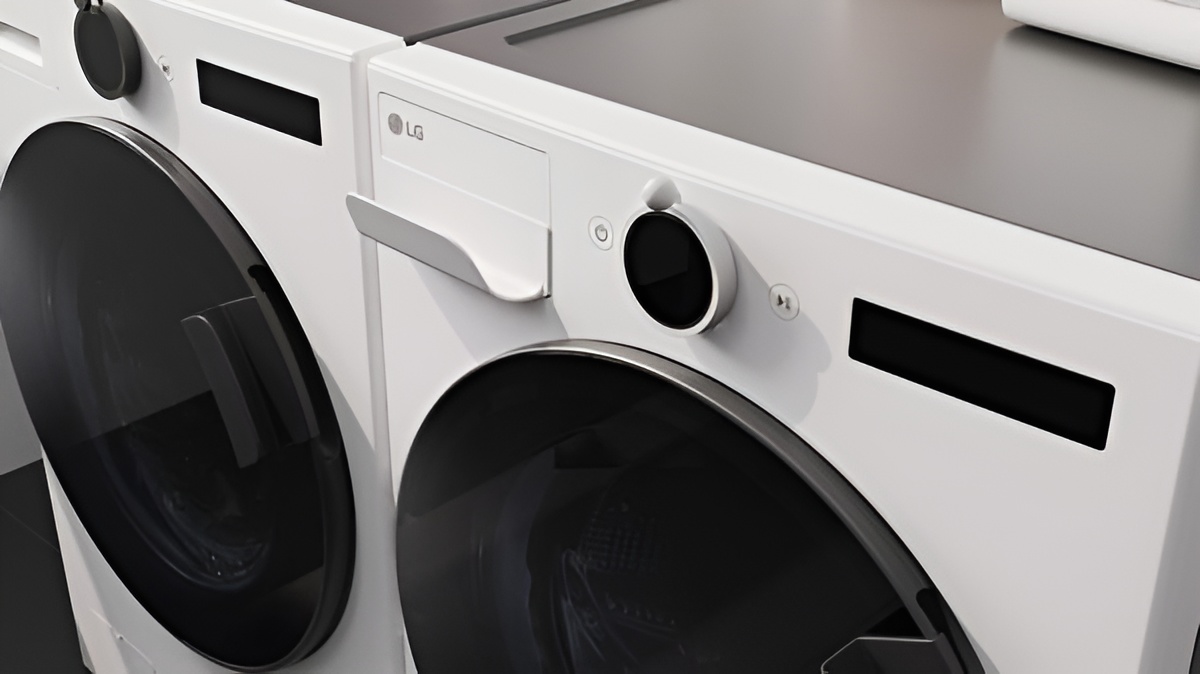 두 대의 흰색 세탁기/건조기 상단을 가까이서 촬영한 모습으로, 다이얼 조작부와 손잡이에 이지볼이 설치돼있다.