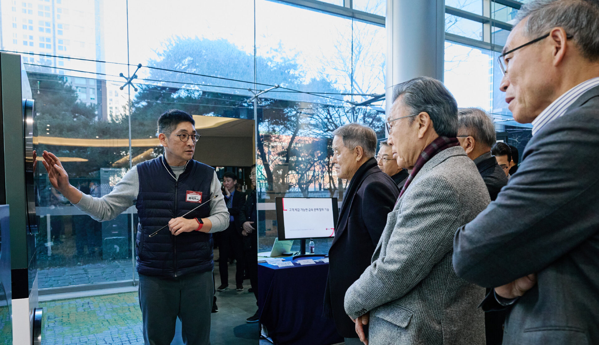 가산 R&D 캠퍼스 설립 50주년 기념식에 참석한 전·현직 임원들이 최신 LG 워시타워에 대한 설명을 듣는 모습. (오른쪽부터) 송대현 前사장, 신문범 前사장, 김쌍수 前부회장