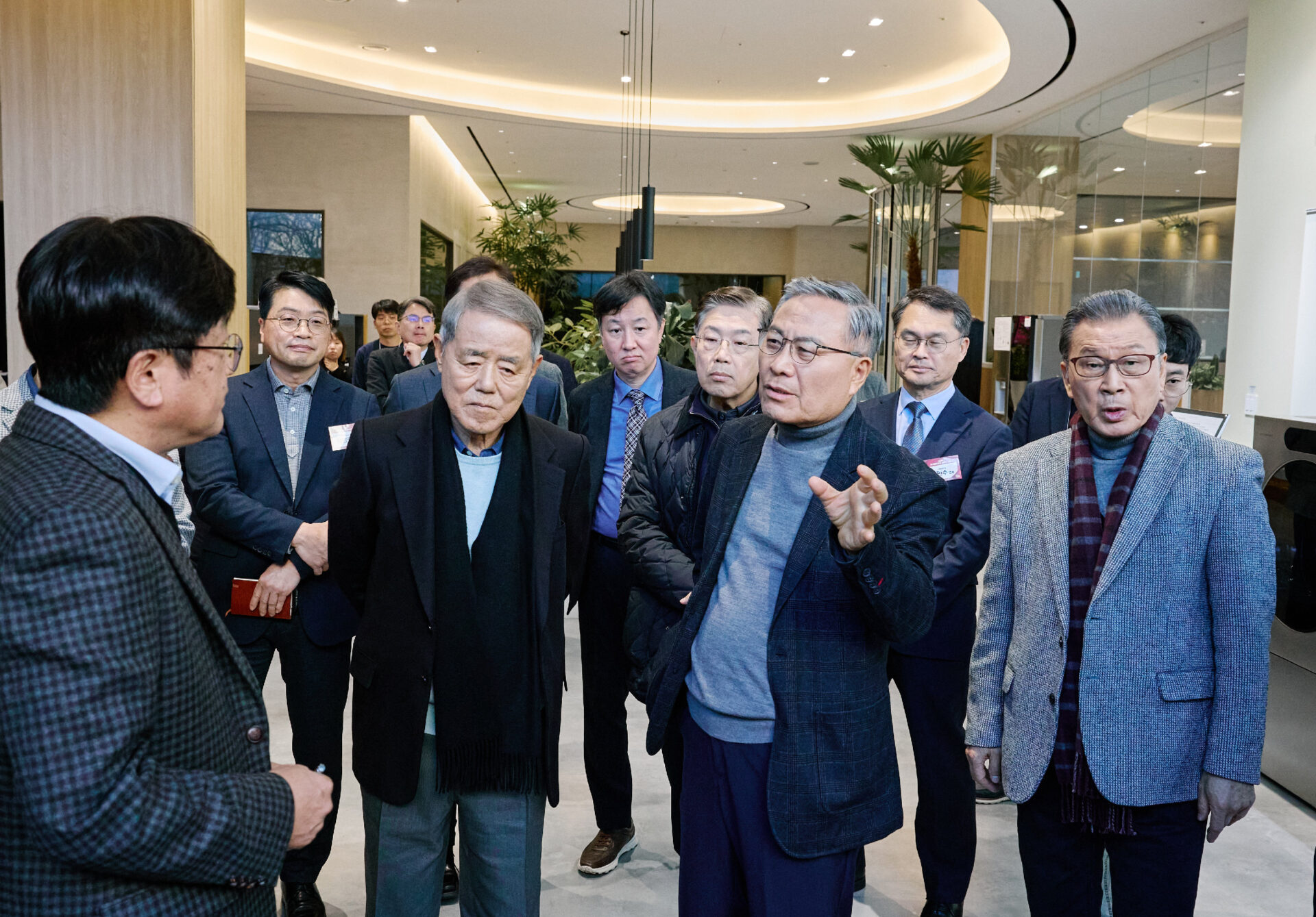 가산 R&D 캠퍼스에서 전·현직 임원들이 LG전자 가전 전략에 대한 설명을 듣고 있다. (오른쪽부터) 신문범 前사장, 이영하 前사장, 김쌍수 前부회장,