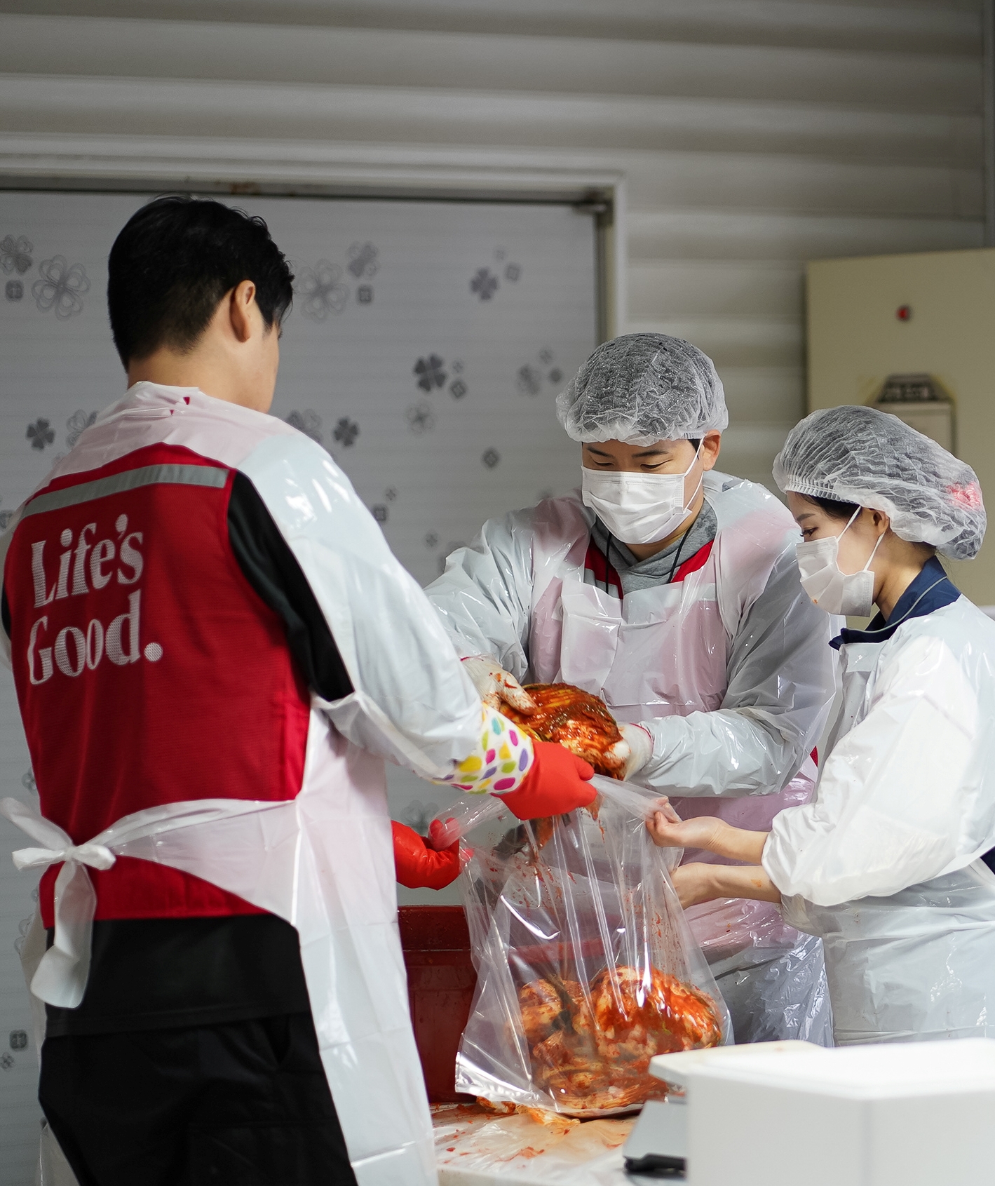 LG전자 임직원들로 구성된 ‘라이프스굿 봉사단’이 서울 저소득 장애인 가정 300곳을 위한 김장 김치를 담그는 모습. 