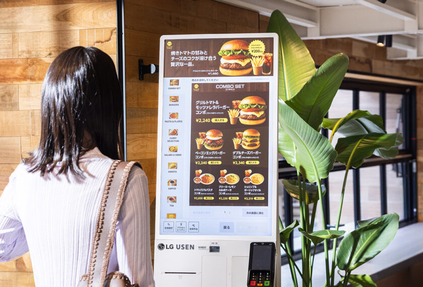 LG전자가 일본 IoT 기반 매장 솔루션 기업 유센(USEN)과 파트너십을 맺고, 이달부터 식당∙카페 등 현지 식음료 매장에 디지털 키오스크를 공급하며 글로벌 시장에서 디지털 키오스크 사업 확대에 박차를 가한다.