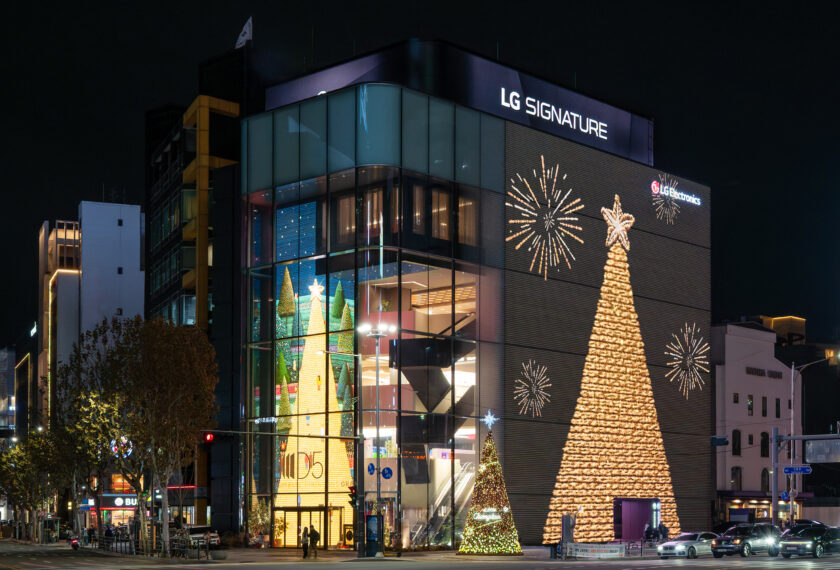 서울 강남구 도산대로에 위치한 ‘LG전자 플래그십 D5’ 외벽이 크리스마스 트리로 물들었다. LG전자는 크리스마스를 비롯해 계절에 따라 다양한 테마의 미디어 파사드를 통해 도심 속 새로운 시각적 즐거움을 제공할 예정이다.