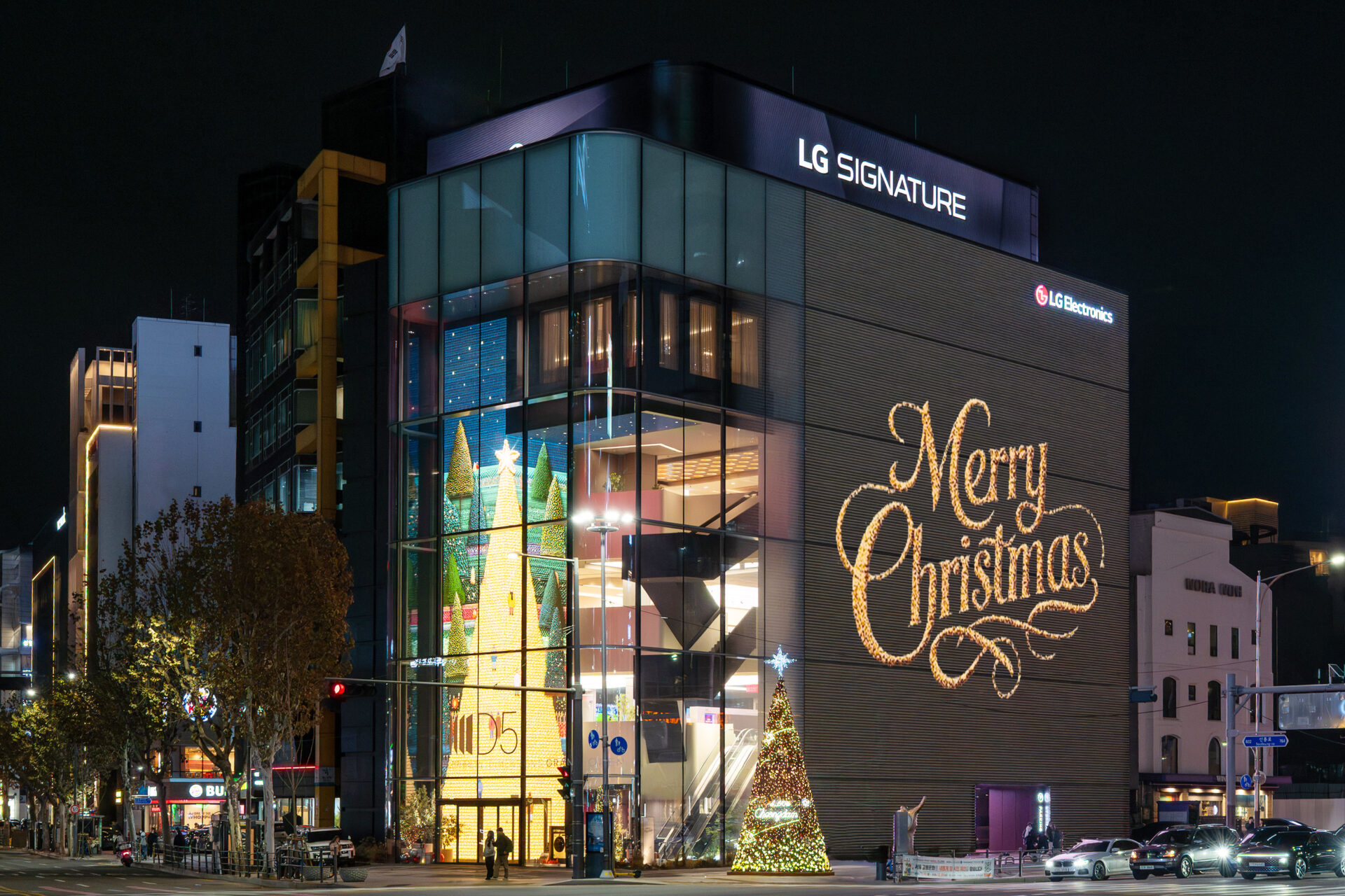 서울 강남구 도산대로에 위치한 ‘LG전자 플래그십 D5’ 외벽이 크리스마스 트리로 물들었다. LG전자는 크리스마스를 비롯해 계절에 따라 다양한 테마의 미디어 파사드를 통해 도심 속 새로운 시각적 즐거움을 제공할 예정이다.