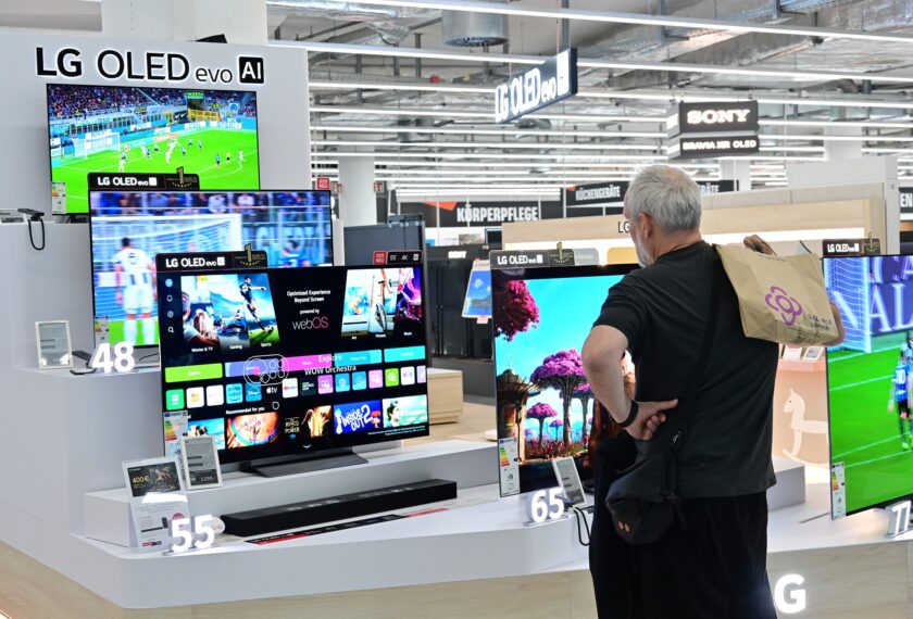 유럽 현지 매장에 LG 올레드 TV가 진열된 모습.