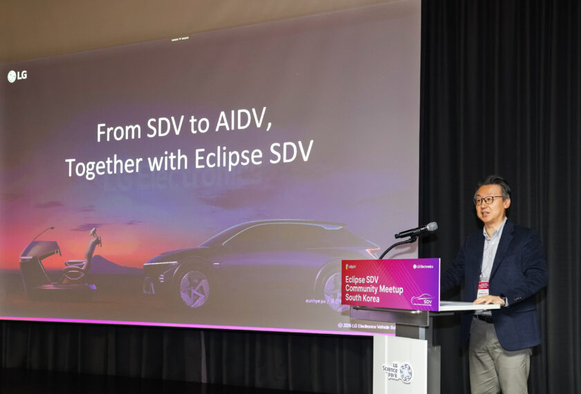 LG전자 VS사업본부장 은석현 부사장이 SDV 오픈소스 생태계 구축을 위한 글로벌 개발자대회 '이클립스 SDV 커뮤니티 밋업'에 참여한 SDV 핵심기업 관계자 및 개발자들에게 환영사를 하고 있다.