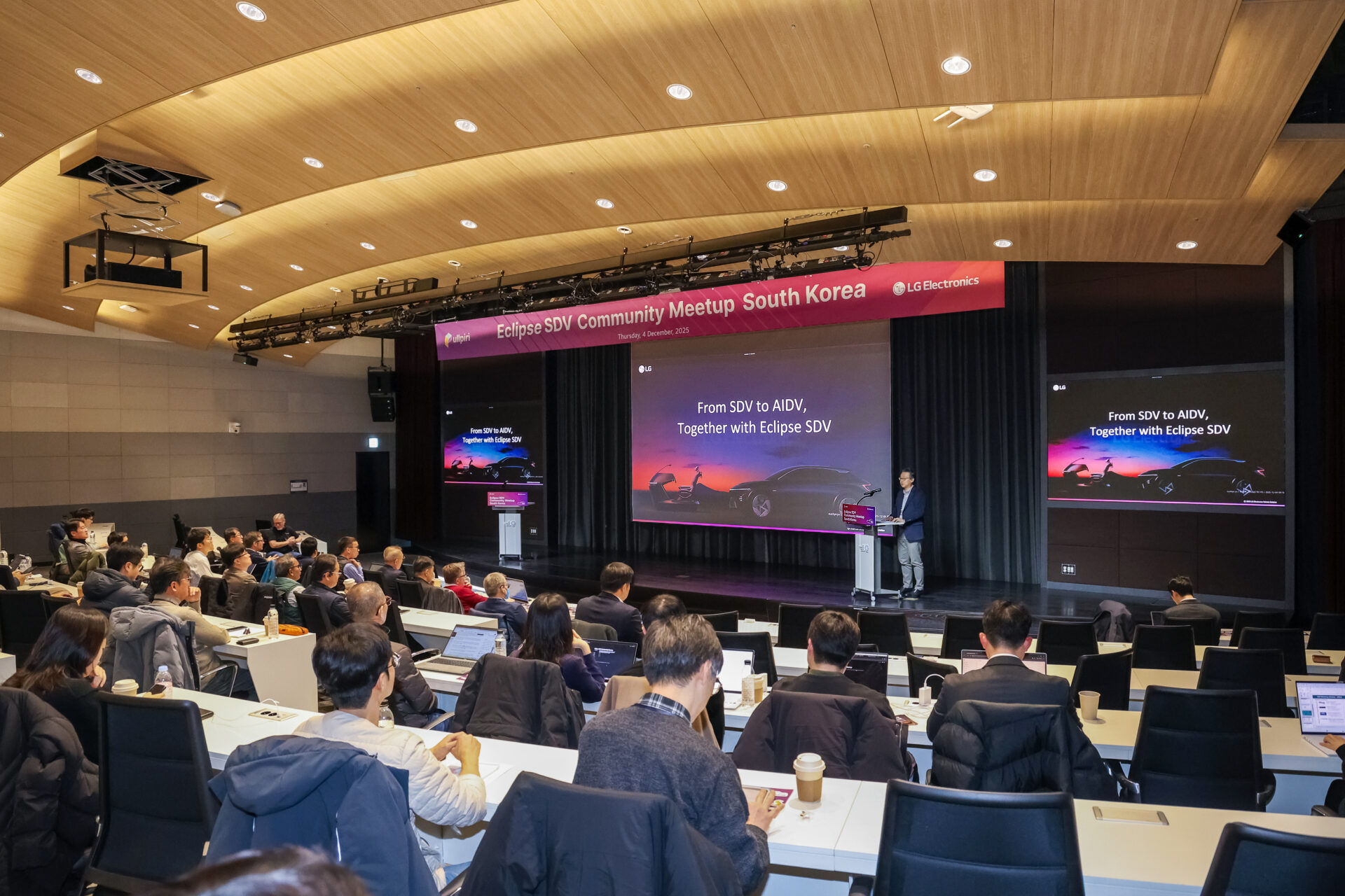 LG전자 VS사업본부장 은석현 부사장이 SDV 오픈소스 생태계 구축을 위한 글로벌 개발자대회 '이클립스 SDV 커뮤니티 밋업'에 참여한 SDV 핵심기업 관계자 및 개발자들에게 환영사를 하고 있다.