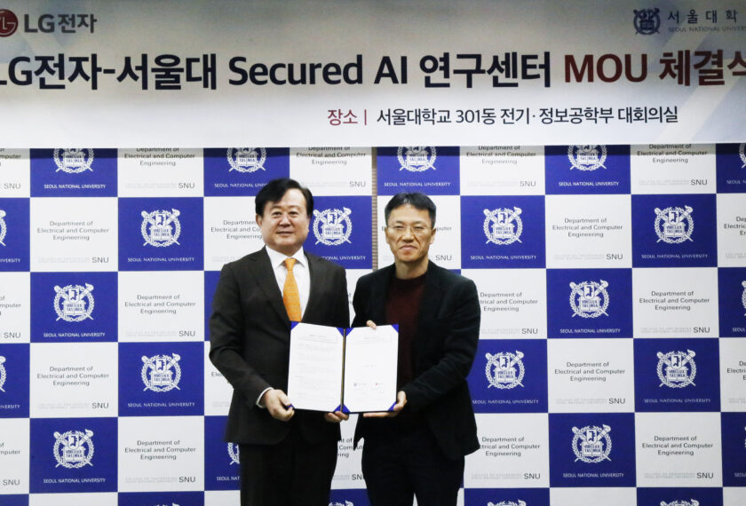LG전자 CTO 김병훈 부사장(오른쪽)과 서울대학교 연구부총장 김주한 교수가 최근 서울 관악구 서울대학교에서 만나 ‘Secured AI 연구센터’ 설립을 위한 양해각서(MOU)를 체결했다.
