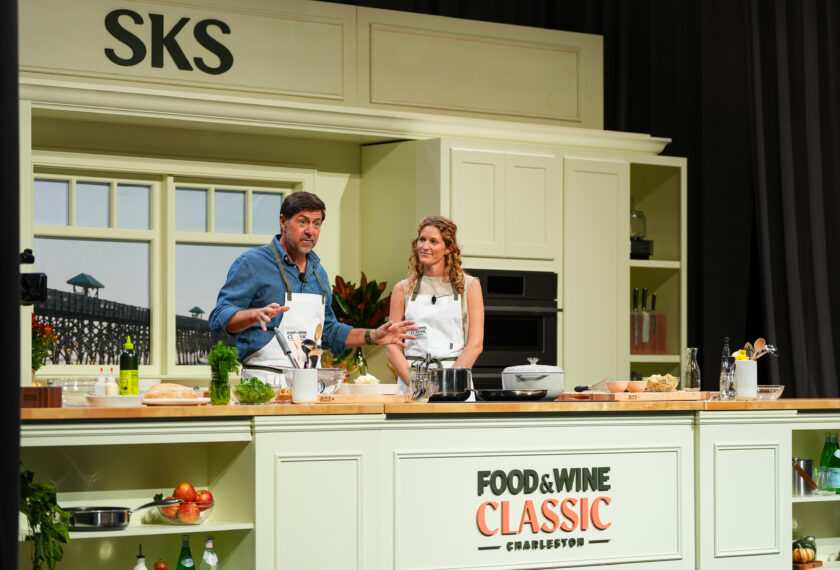 'SKS'의 빌트인 가전을 활용한 라이브 요리 시연을 진행 중인 모습.