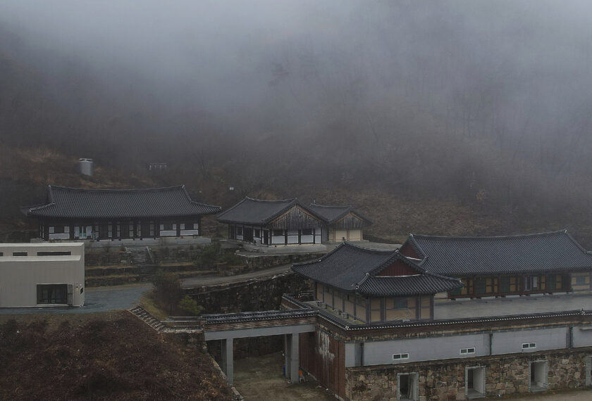 LG전자가 산불로 피해를 입은 경북 의성군 천년고찰 ‘고운사’ 스님들을 위해 주거공간으로 쓸 수 있도록 LG스마트코티지를 기증했다. 사진은 고운사에 설치된 LG스마트코티지.
