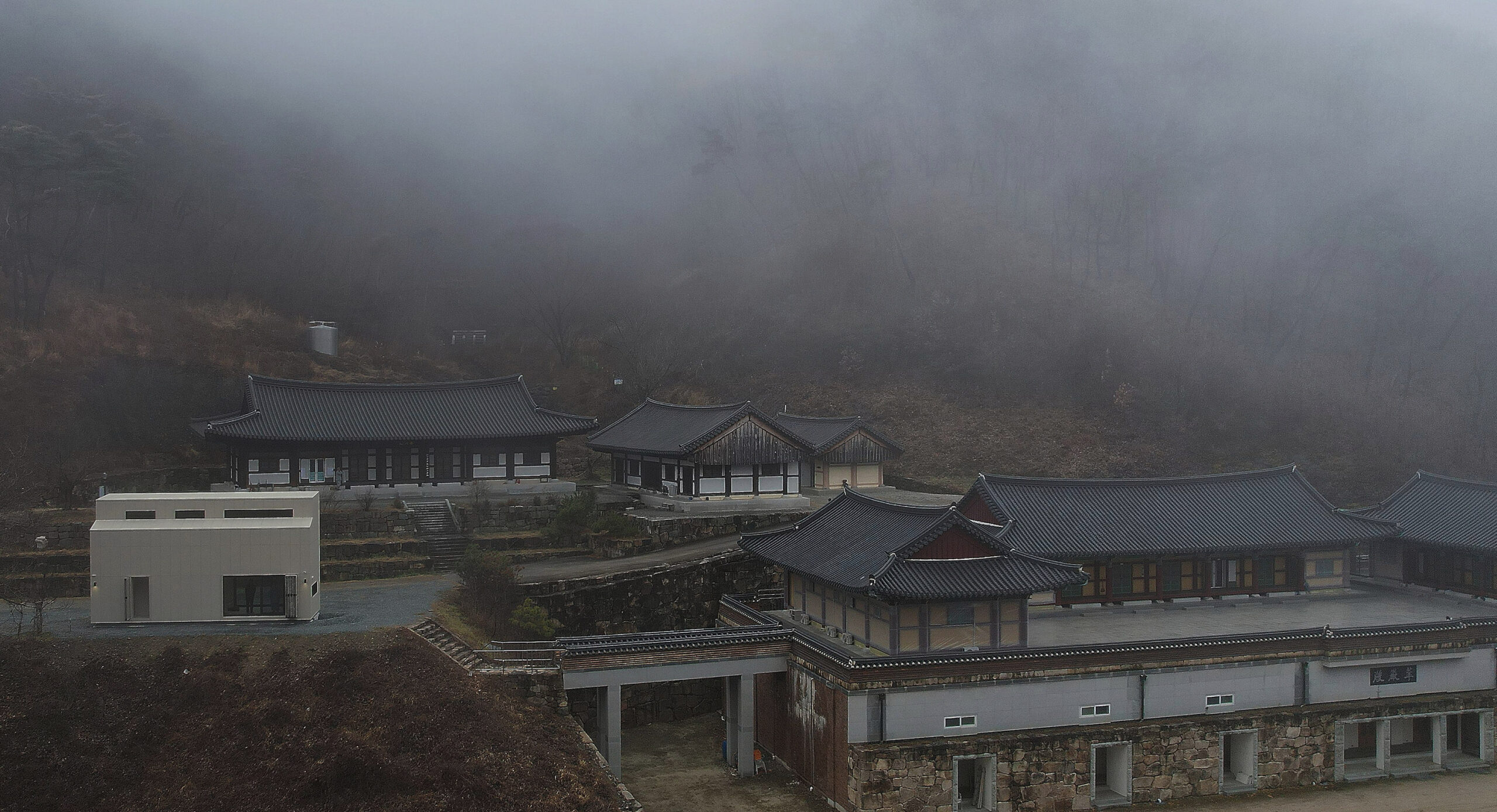 LG전자가 산불로 피해를 입은 경북 의성군 천년고찰 ‘고운사’ 스님들을 위해 주거공간으로 쓸 수 있도록 LG스마트코티지를 기증했다. 사진은 고운사에 설치된 LG스마트코티지.