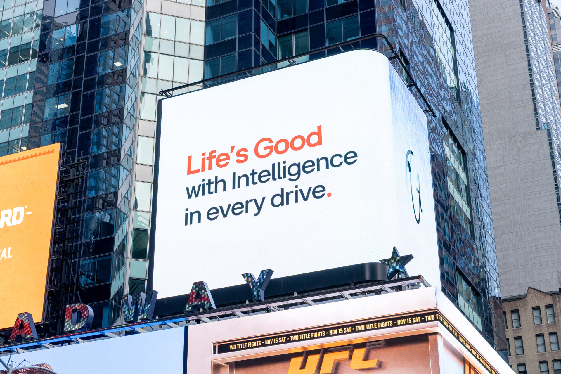 LG전자는 미국 뉴욕 타임스스퀘어 전광판에서 B2B사업의 핵심 축인 전장 사업의 차별화된 경쟁력을 대중에게 알리는 캠페인 영상을 공개했다.