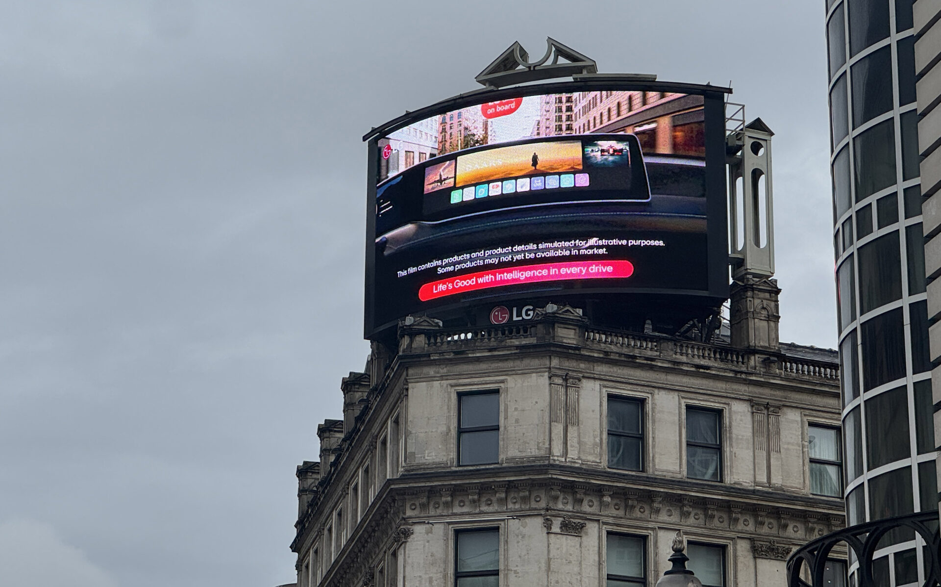 LG전자는 영국 런던 피카딜리 광장 전광판에서 B2B사업의 핵심 축인 전장 사업의 차별화된 경쟁력을 대중에게 알리는 캠페인 영상을 공개했다.