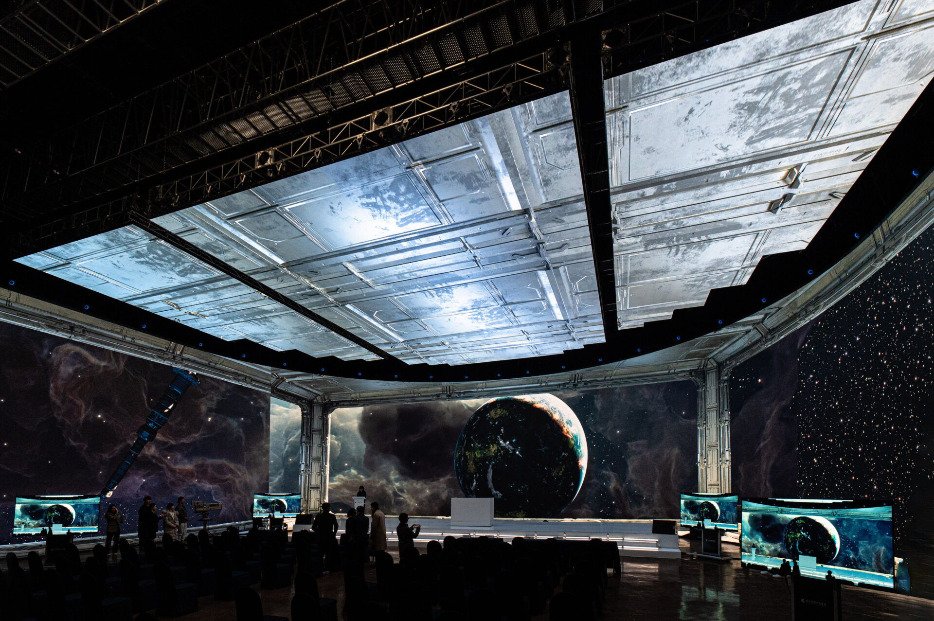 LG전자의 버추얼 프로덕션 전용 고화질 LED 솔루션으로 만든 국내 최대 규모 가상 스튜디오에서 영화 촬영을 위한 가상 배경을 구현하고 있다.