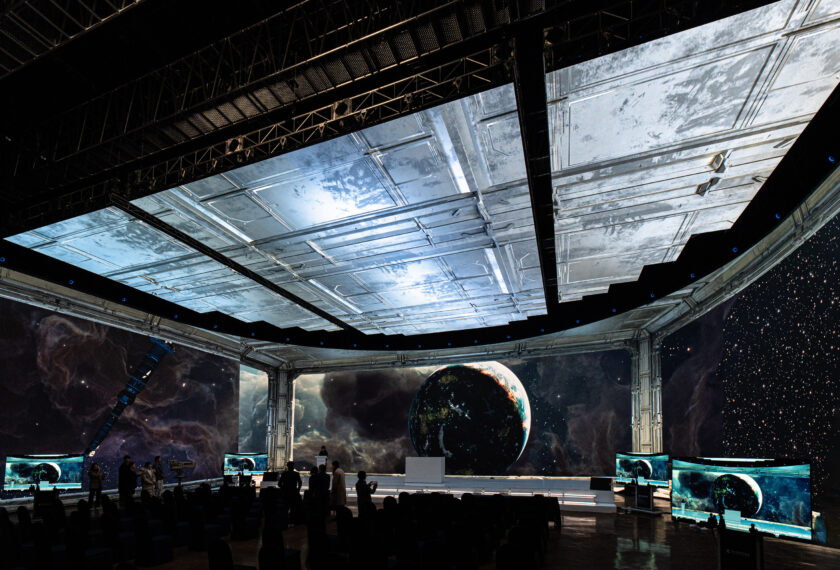 LG전자의 버추얼 프로덕션 전용 고화질 LED 솔루션으로 만든 국내 최대 규모 가상 스튜디오에서 영화 촬영을 위한 가상 배경을 구현하고 있다.