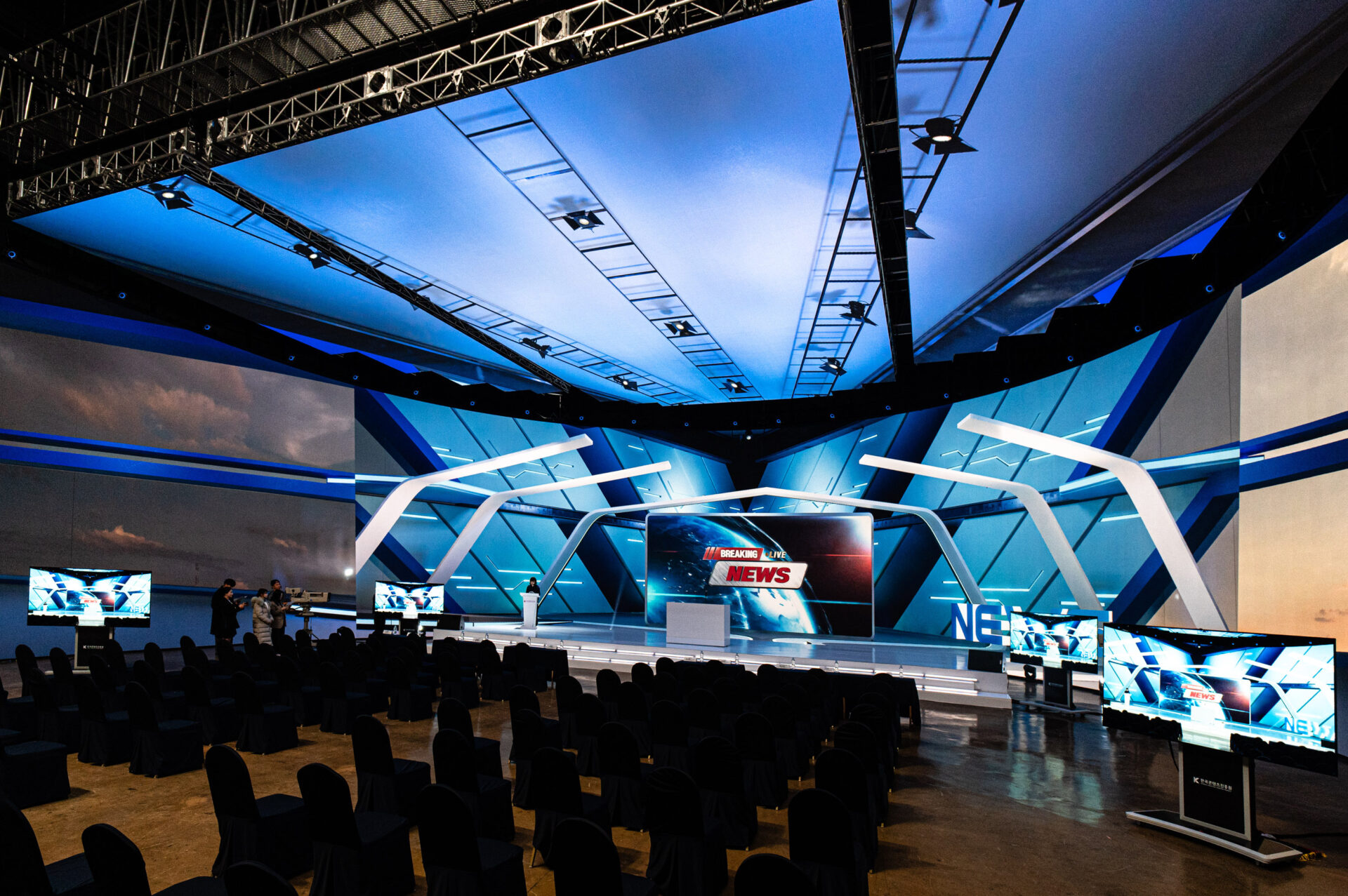 LG전자의 버추얼 프로덕션 전용 고화질 LED 솔루션으로 만든 국내 최대 규모 가상 스튜디오에서 뉴스 촬영을 위한 가상 배경을 구현하고 있다.