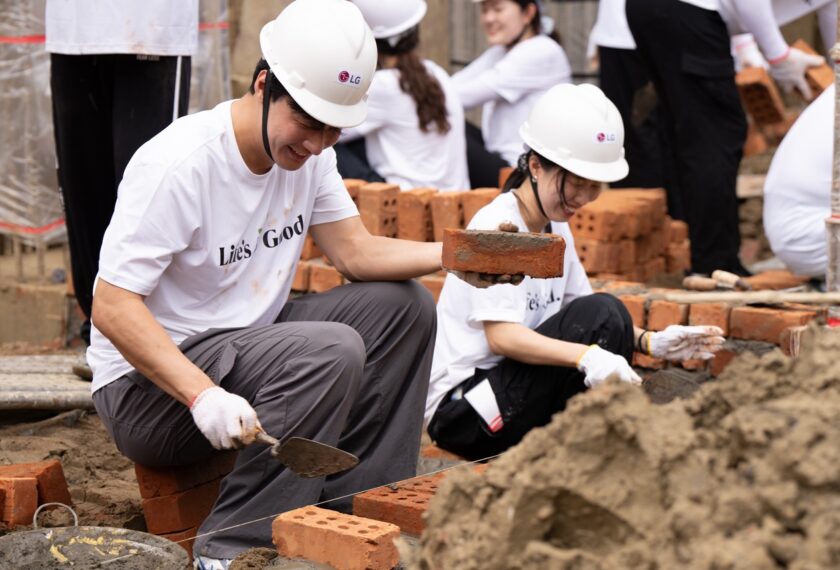 LG전자 임직원의 자발적 참여로 구성된 '라이프스굿(Life's Good)' 봉사단이 지난 9월 미얀마 양곤에서 현지 청소년들의 교육환경 개선 활동을 진행했다.