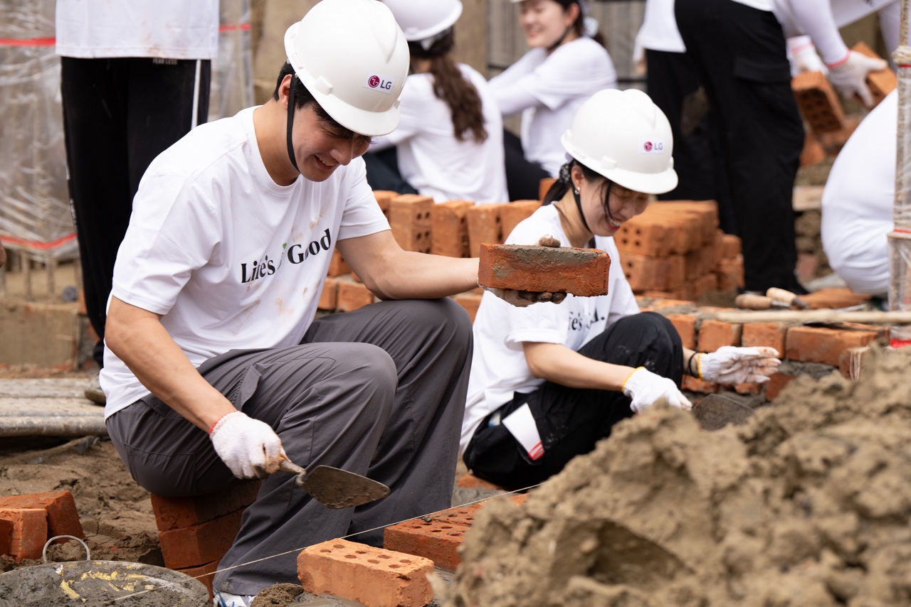 LG전자 임직원의 자발적 참여로 구성된 '라이프스굿(Life's Good)' 봉사단이 지난 9월 미얀마 양곤에서 현지 청소년들의 교육환경 개선 활동을 진행했다.