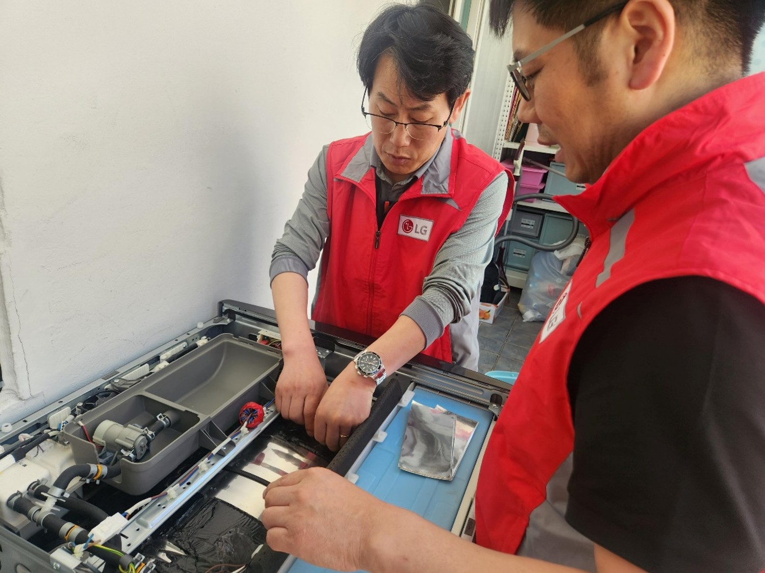 LG전자 직원들이 전문 기술 역량을 활용해 제품 점검·수리 봉사를 하는 모습.