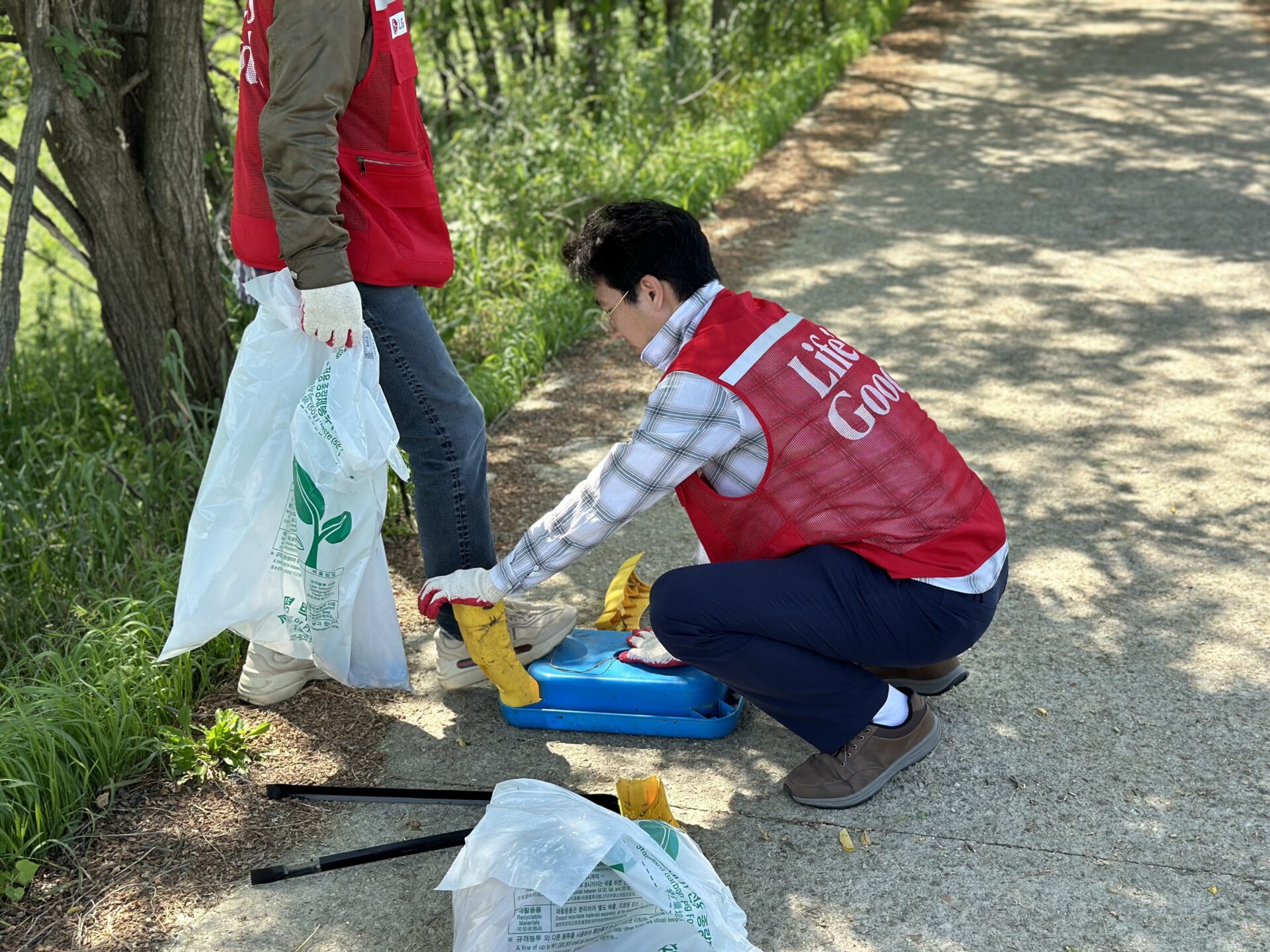 LG전자 직원들이 환경정화 활동을 진행하는 모습.