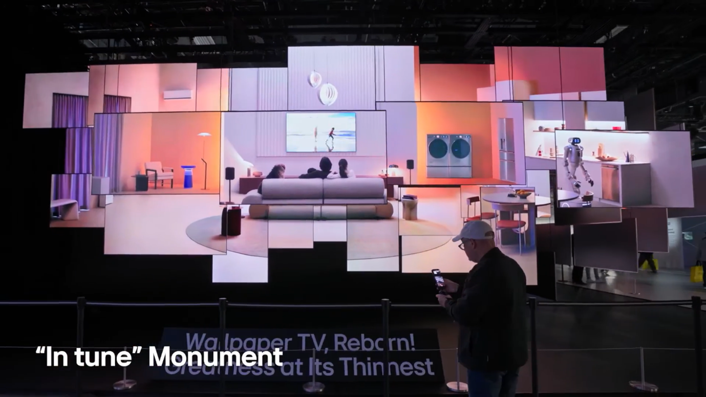 LG전자는 전시관 입구에 ‘In tune Monument’를 조성하고 LG OLED W6 38대를 활용한 미디어 아트를 선보였다.
