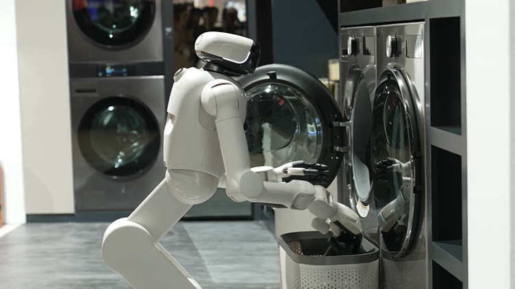 LG 클로이드가 빨랫감을 바구니에 담는 모습을 시연하고 있다.