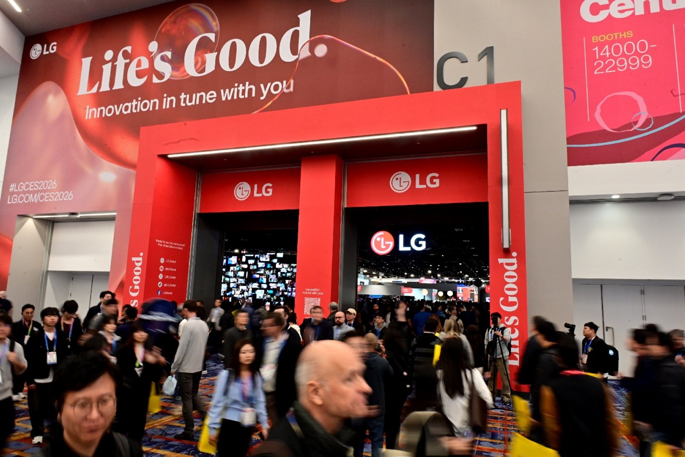 CES 2026의 LG전자 전시관 입구 전경