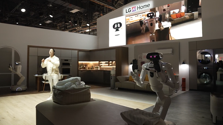 현장 시연을 마친 LG 클로이드(CLOiD)가 관람객들을 향해 인사를 건네고 있다.