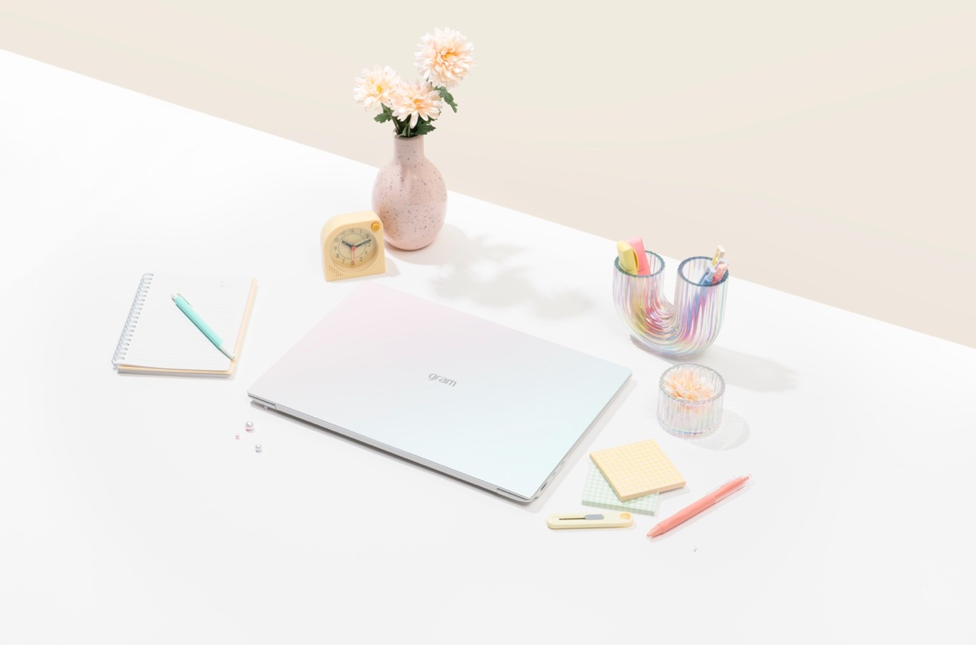 ▲ 무드에 따라 다른 분위기를 자아내며, 화사함을 더하는 ‘에어로미늄 화이트’