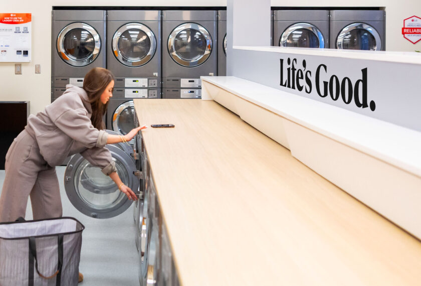 LG전자가 미국 테네시 주립대학교 기숙사에 상업용 세탁 체험 공간 ‘LG 런드리 라운지’를 오픈했다. 대학생들이 차별화된 핵심 부품 '인버터 DD 모터'가 탑재된 LG전자의 상업용 세탁기를 이용하고 있다.