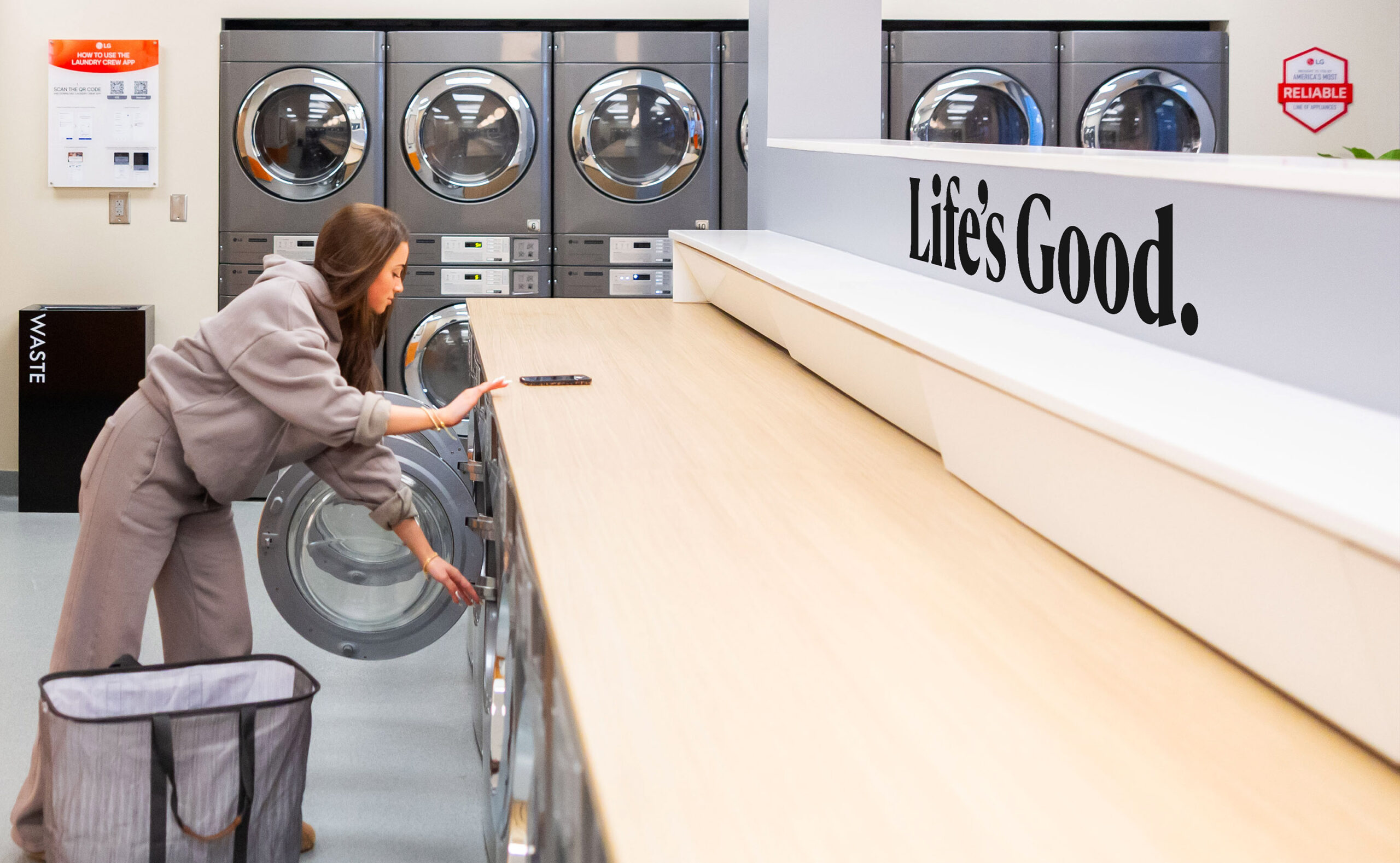 LG전자가 미국 테네시 주립대학교 기숙사에 상업용 세탁 체험 공간 ‘LG 런드리 라운지’를 오픈했다. 대학생들이 차별화된 핵심 부품 '인버터 DD 모터'가 탑재된 LG전자의 상업용 세탁기를 이용하고 있다.