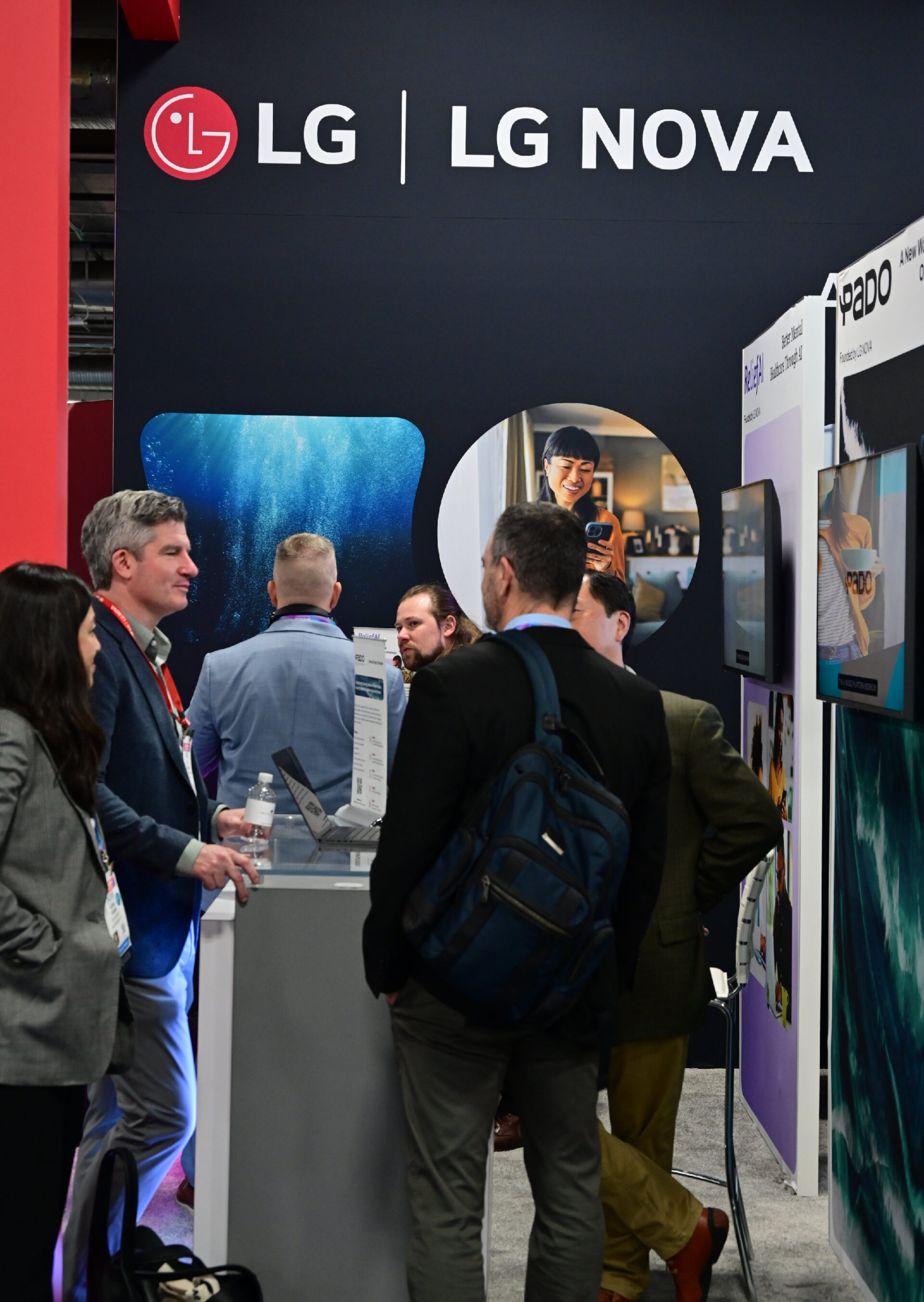 미국 라스베이거스에서 열린 세계 최대 가전·IT 전시회 CES 2026에 'AI 기반 혁신 선도'를 주제로 마련된 LG전자 북미이노베이션센터(LG NOVA) 부스에 관람객들이 북적이고 있다.