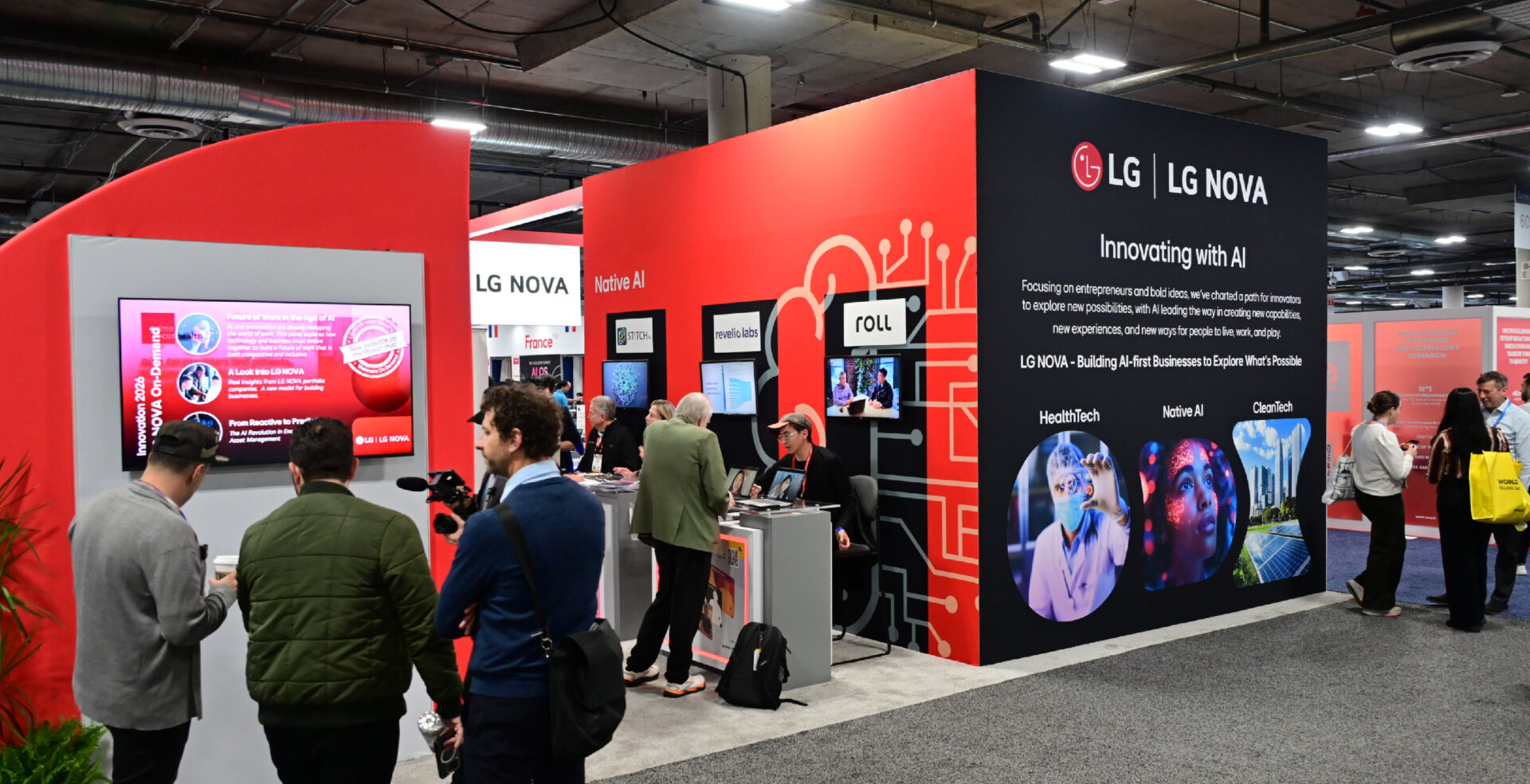 미국 라스베이거스에서 열린 세계 최대 가전·IT 전시회 CES 2026에 'AI 기반 혁신 선도'를 주제로 마련된 LG전자 북미이노베이션센터(LG NOVA) 부스에 관람객들이 북적이고 있다.