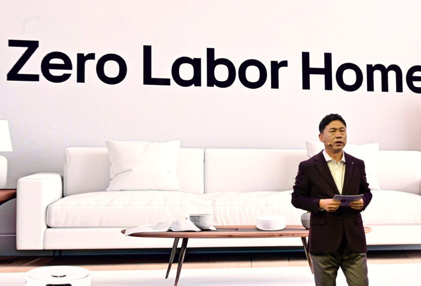 LG전자 류재철 CEO는 대표 연사로 등단해 공감지능 기반의 다양한 솔루션으로 고객의 일상 공간을 연결하는 ‘AI 경험’을 제시하며, '행동하는 AI(AI in Action)' 시대를 이끌 준비가 돼 있다고 강조했다.