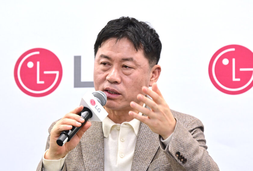 LG전자 류재철 CEO가 현지시간 7일 美 라스베이거스에서 열린 기자 간담회에서 사업 전략을 소개하고 있다.