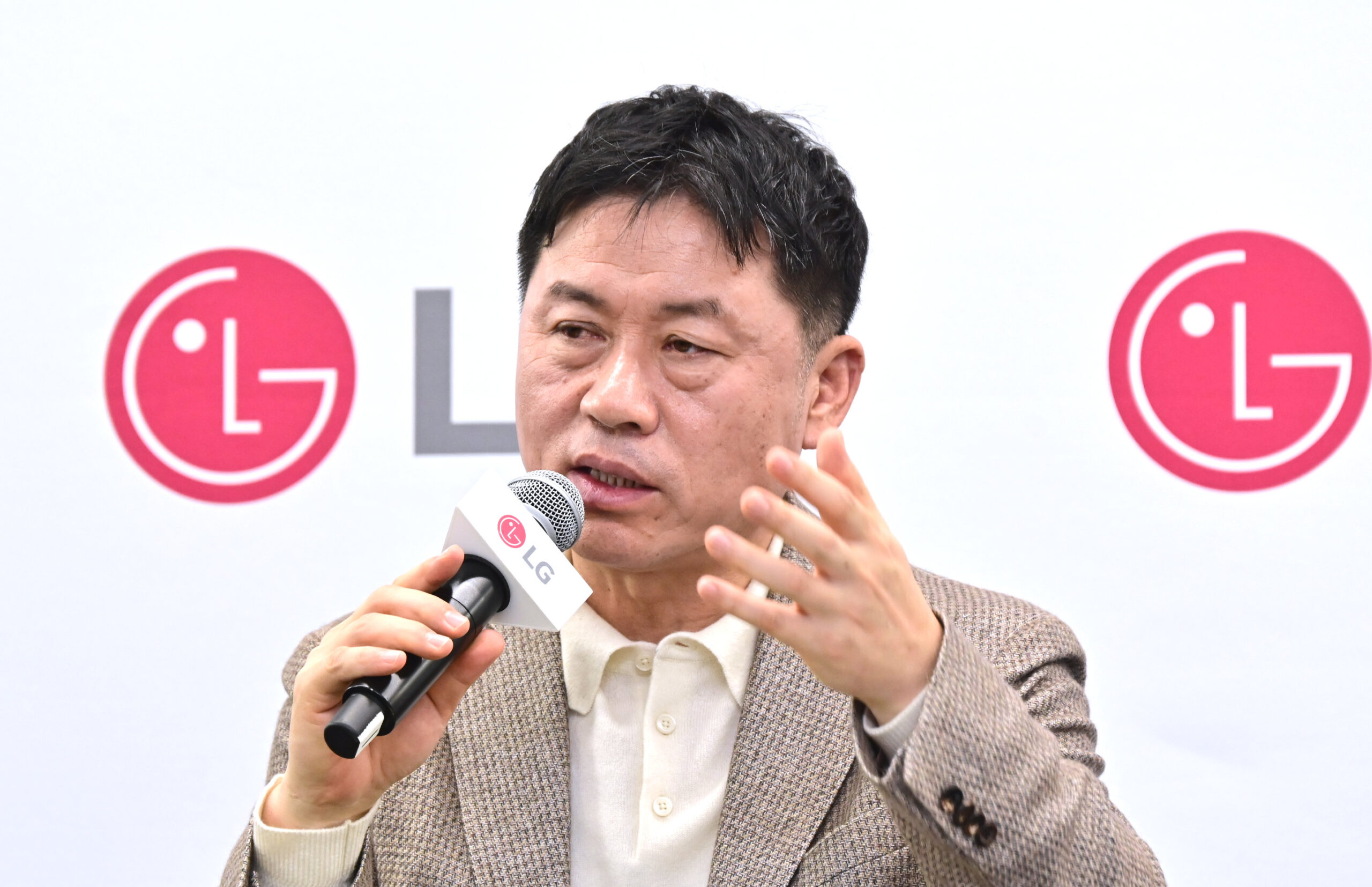 LG전자 류재철 CEO가 현지시간 7일 美 라스베이거스에서 열린 기자 간담회에서 사업 전략을 소개하고 있다.