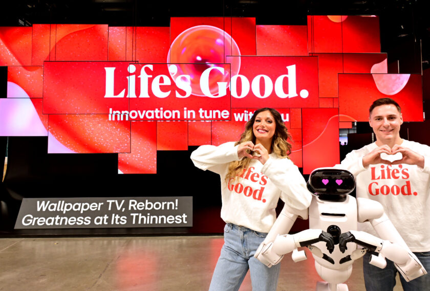 전시관 입구에는 초슬림·초밀착 무선 월페이퍼 TV ‘LG 올레드 에보 AI W6’ 38대를 천장에 매달아 공중에 떠 있는 듯 연출한 초대형 오브제가 관람객들을 맞이한다. 홈 로봇 'LG 클로이드'와 모델들이 초대형 오브제 앞에서 다양한 포즈를 취하고 있다.