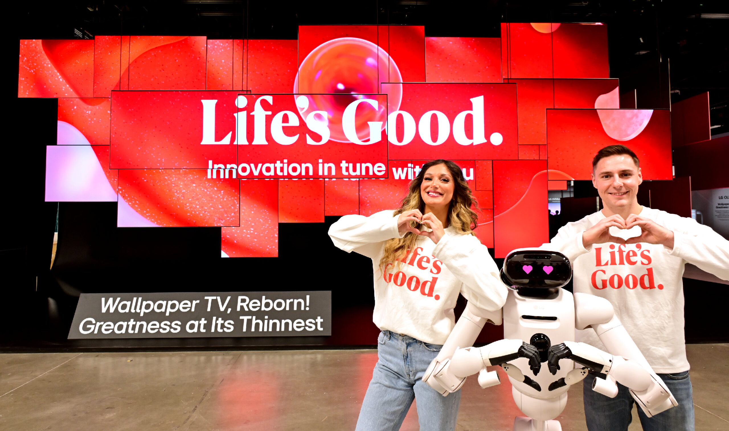 전시관 입구에는 초슬림·초밀착 무선 월페이퍼 TV ‘LG 올레드 에보 AI W6’ 38대를 천장에 매달아 공중에 떠 있는 듯 연출한 초대형 오브제가 관람객들을 맞이한다. 홈 로봇 'LG 클로이드'와 모델들이 초대형 오브제 앞에서 다양한 포즈를 취하고 있다.