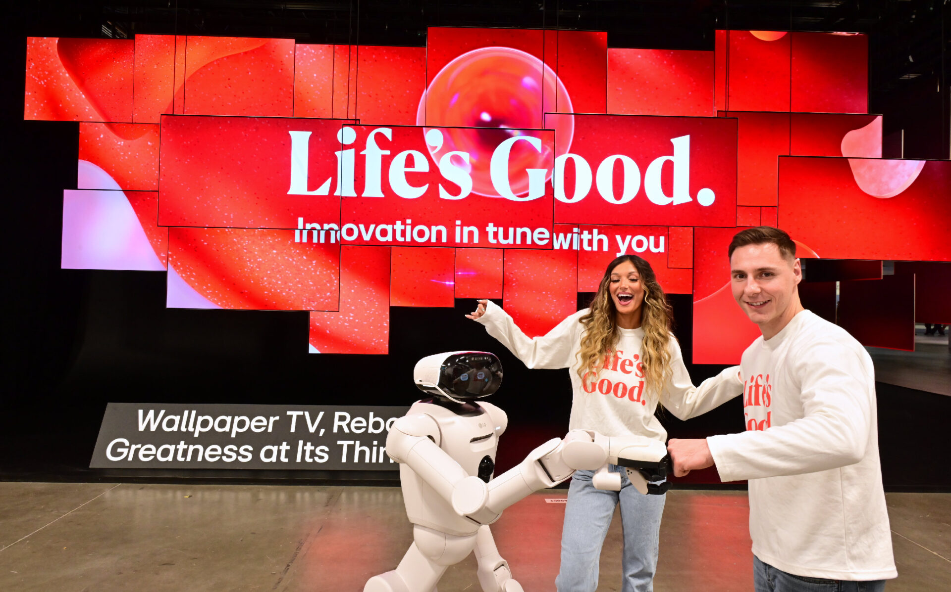 전시관 입구에는 초슬림·초밀착 무선 월페이퍼 TV ‘LG 올레드 에보 AI W6’ 38대를 천장에 매달아 공중에 떠 있는 듯 연출한 초대형 오브제가 관람객들을 맞이한다. 홈 로봇 'LG 클로이드'와 모델들이 초대형 오브제 앞에서 다양한 포즈를 취하고 있다.