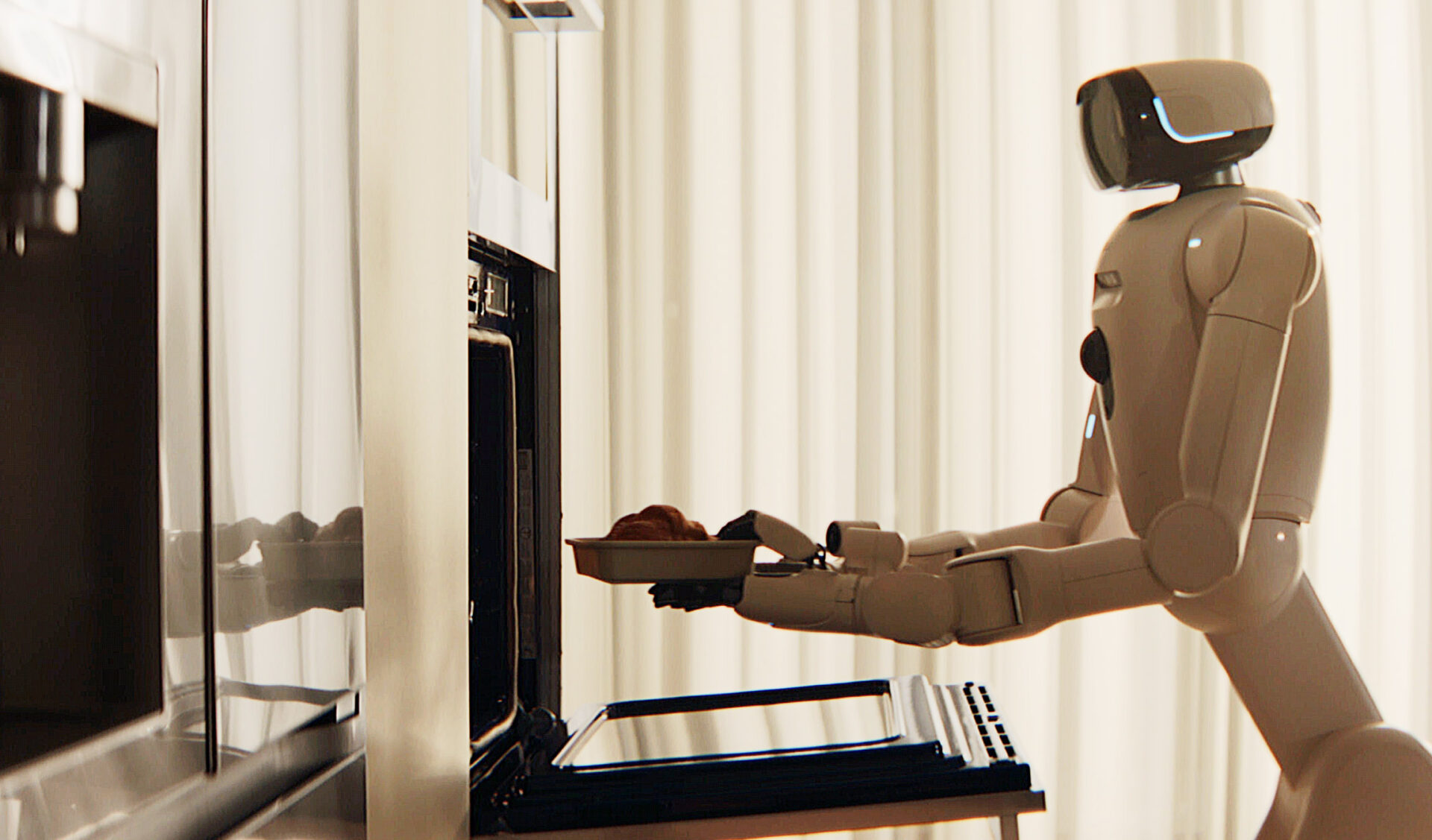 LG 클로이드가 크루아상을 오븐에 넣으며 식사를 준비하는 모습