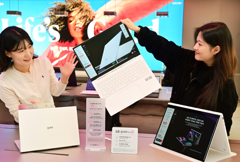 LG전자 플래그십 D5 매장 방문객들이 '2026년형 LG 그램'을 체험하고 있다.