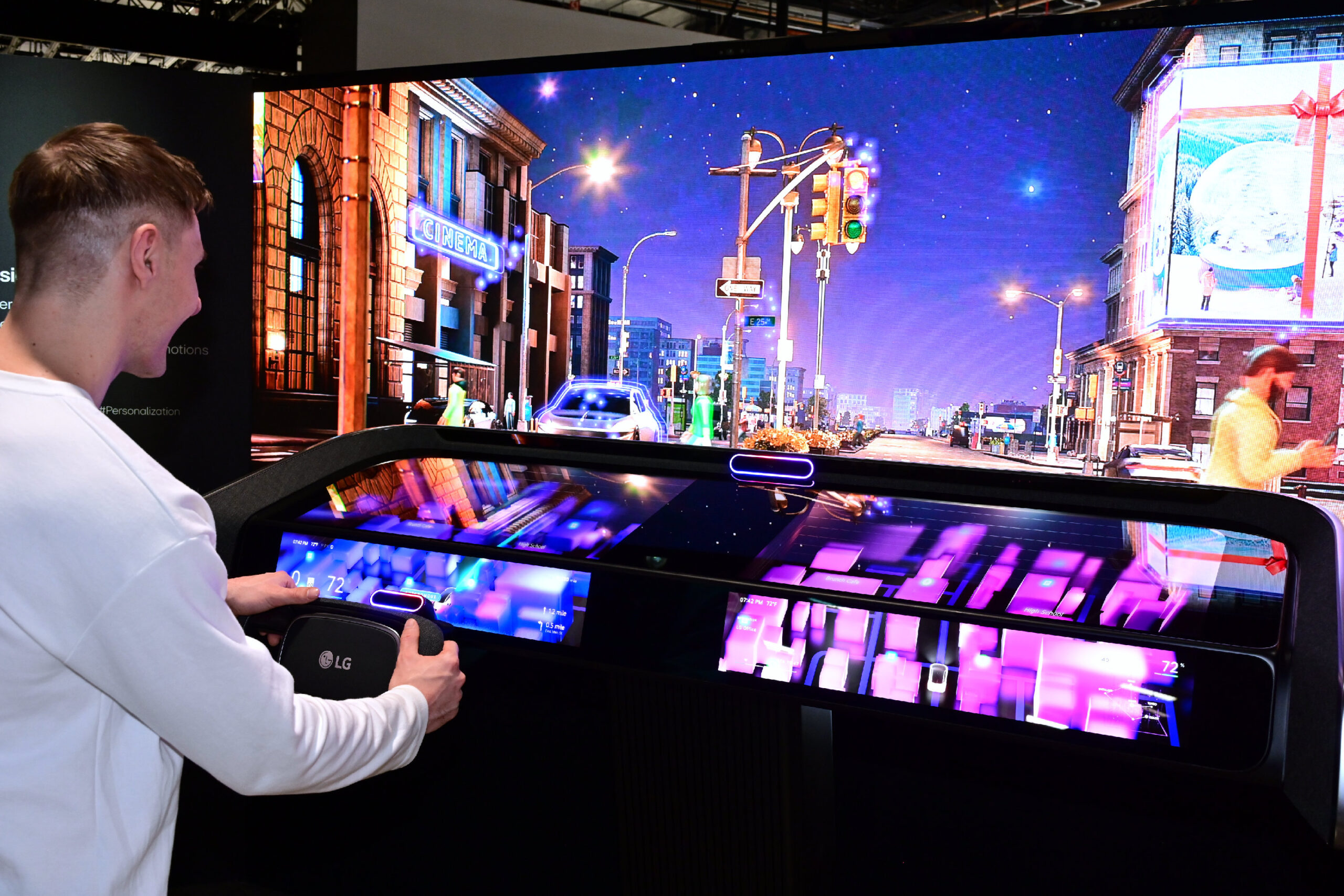 LG전자 모델이 차량용 디스플레이 솔루션을 시연하고 있다.