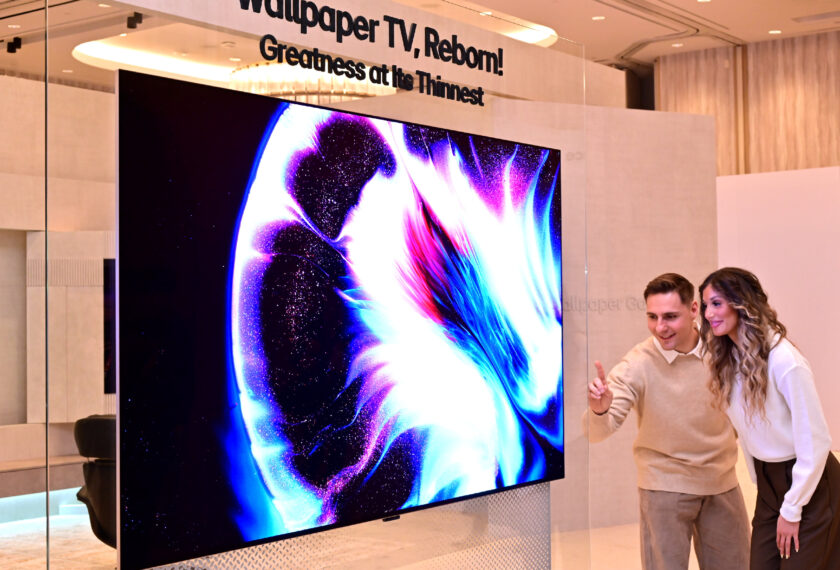 'LG 올레드 에보 W6'는 차별화된 무선 전송 기술과 하이퍼 래디언트 컬러 기술을 적용한 압도적인 화질로 나만의 갤러리를 완성하는 제품이다.