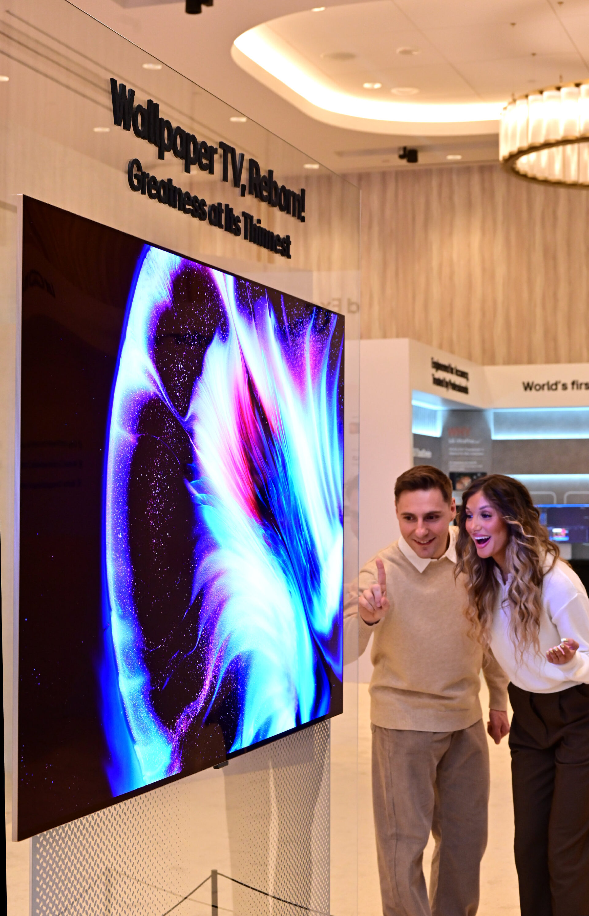 'LG 올레드 에보 W6'는 차별화된 무선 전송 기술과 하이퍼 래디언트 컬러 기술을 적용한 압도적인 화질로 나만의 갤러리를 완성하는 제품이다.