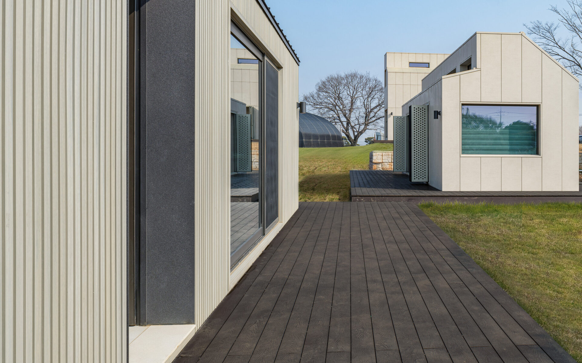 LG전자가 레저 및 관광 사업을 계획하고 있는 B2B 고객을 위해 전북 김제시 죽산면에 LG 스마트코티지를 상시 체험할 수 있는 공간 '죽산모락'을 열었다.