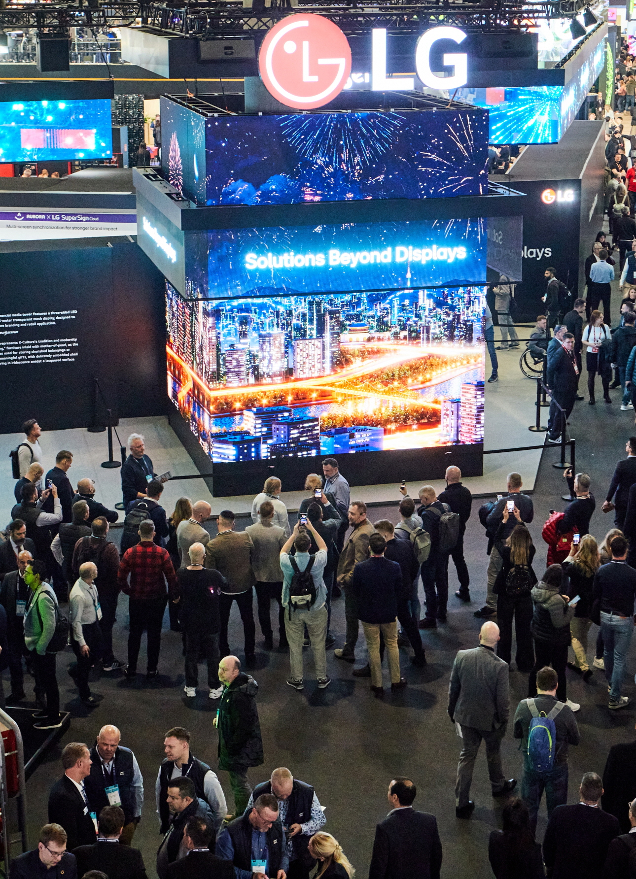 '디스플레이 너머의 솔루션(Solutions Beyond Displays)'을 주제로, 디스플레이와 소프트웨어를 결합한 B2B 고객 맞춤형 솔루션을 대거 공개했다