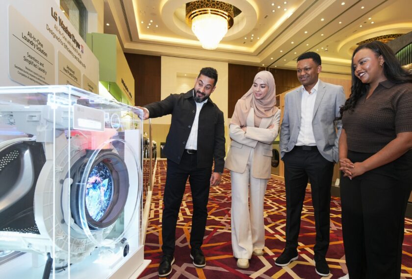 LG전자가 세탁물의 무게, 옷감 종류, 오염도를 분석한 뒤 최적의 세탁·건조 패턴을 적용해 옷감 손상을 줄여주는 'AI DD모터'를 소개하고 있다.